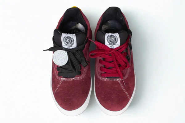 Flat SB Carnaza vino tinto negro/logo negro/suela blanca