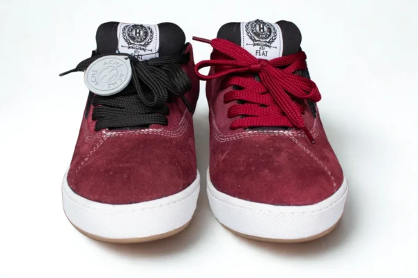 Flat SB Carnaza vino tinto negro/logo negro/suela blanca