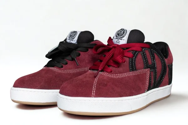 Flat SB Carnaza vino tinto negro/logo negro/suela blanca