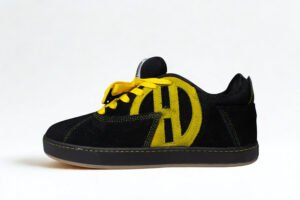 Flat SB Gamuza Negro Amarilla Suela Negra