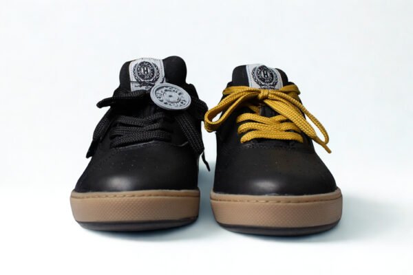 Flat SB Cuero Negro Suela Amarilla