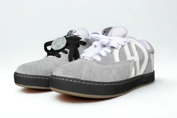 ache foowear Flat SB Carnaza gris/logo blanco/suela negra