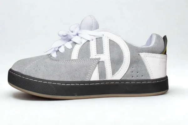 ache foowear Flat SB Carnaza gris/logo blanco/suela negra