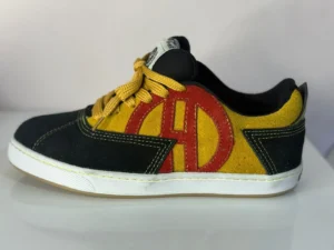 ache foowear Flat SB Carnaza amarilla negro/logo rojo/suela blanca