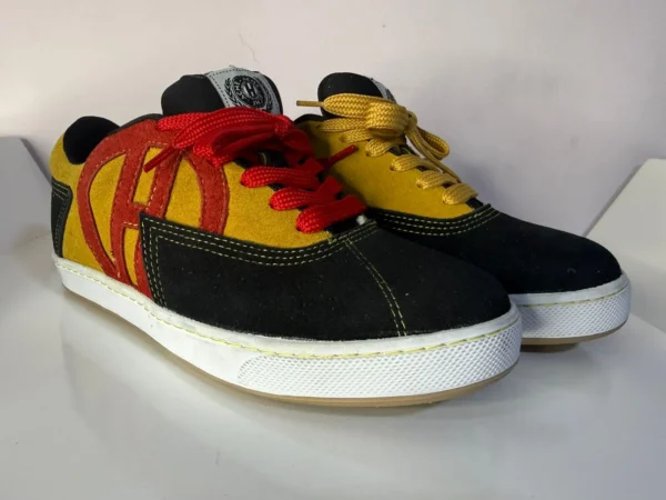 2w Flat SB Carnaza amarilla negro/logo rojo/suela blanca